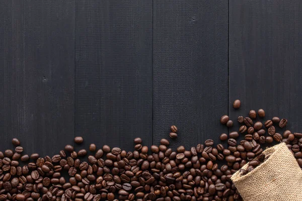 Granos Café Saco Arpillera Sobre Fondo Madera Vieja Vista Superior — Foto de Stock