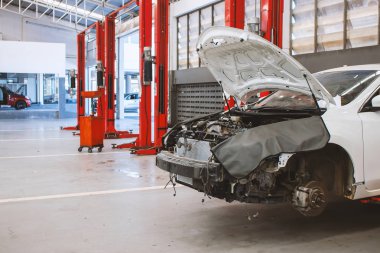 Araba tamirhanesinde ve kaportacıda hafif odaklı ve arka planda ışık var.