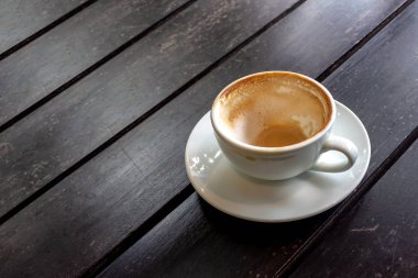 neredeyse siyah ahşap arka plan üzerinde sarhoş sıcak kahve