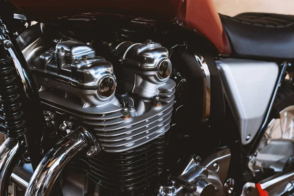 closeup motosiklet motoru ile yumuşak odak ve ışık içinde belgili tanımlık geçmiş üzerinden