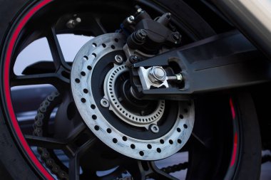 closeup lastik ve çanak spor motosiklet (büyük motor) yumuşak odak ve ışık içinde belgili tanımlık geçmiş 0 üzerinde pişirin