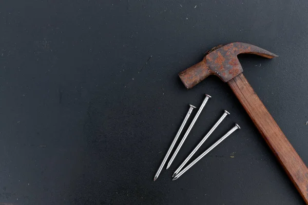 Alter Hammer Und Eisennagel Auf Schwarzem Holz Mit Soft Fokus — Stockfoto