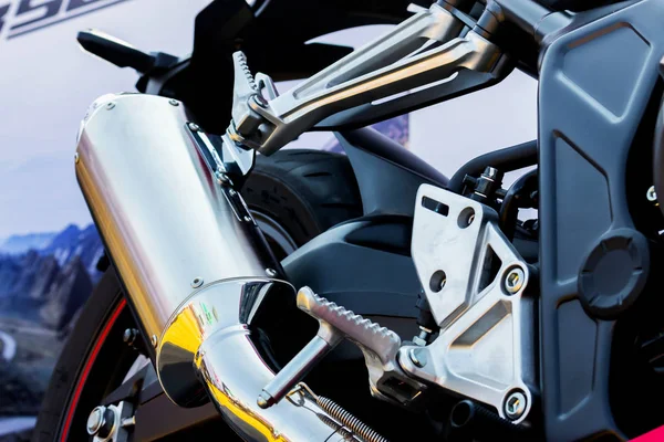 Closeup Tubo Escape Motocicleta Com Foco Suave Sobre Luz Fundo — Fotografia de Stock