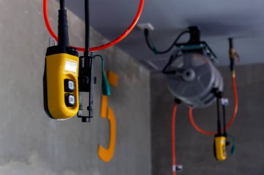 closeup kolye denetleyicisi spor motosiklet tamircisi ile yumuşak odak ve ışık içinde belgili tanımlık geçmiş üzerinden (büyük bisiklet)