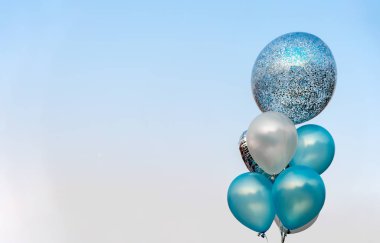 Yumuşak odaklı yakın çekim balonu ve arka plandaki ışığın üstünde