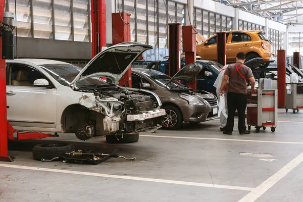 Nahaufnahme Auto Reparaturstation Und Karosseriebau Mit Soft Fokus Und Überlicht — Stockfoto