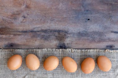 ahşap arka plan üzerinde closeup yumurta. Üstten Görünüm