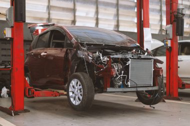 tatlı araba onarım istasyonu ve vücut dükkanı ile yumuşak odak ve ışık içinde belgili tanımlık geçmiş üzerinden 