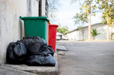 Yumuşak odaklı ve arka planda ışık olan çöp kutusunu kapat