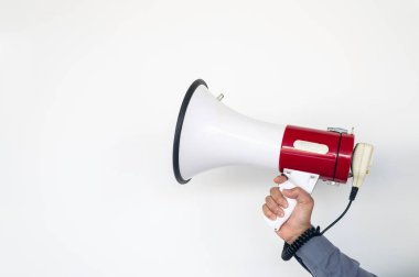 megafon beyaz tuğla duvar arka planda tutan adamın elini