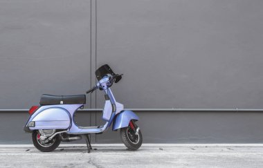 gri duvar arka plan önünde Vintage scooter