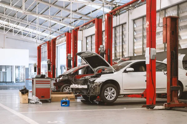 Nahaufnahme Auto Reparaturstation Und Karosseriebau Mit Soft Fokus Und Überlicht — Stockfoto