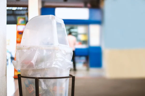 Zbliżenie Kosz Śmieci Miękką Ostrością Nad Światłem Tle — Zdjęcie stockowe