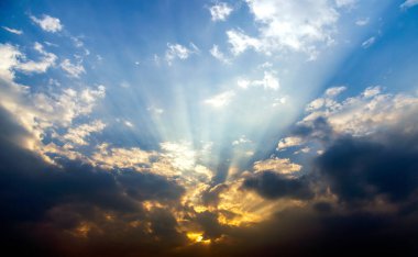 Yumuşak odaklı güzel gökyüzü ve arka planda ışığın üstünde