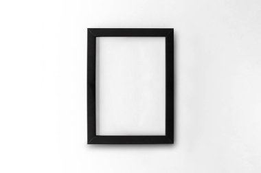 Beyaz masa arka plan üzerine boş siyah resim çerçevesi. Üstten Görünüm