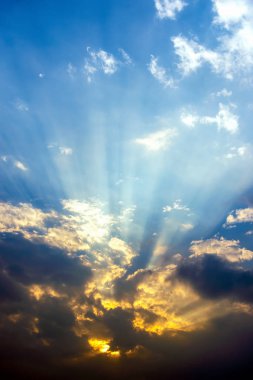 Yumuşak odaklı güzel gökyüzü ve arka planda ışığın üstünde