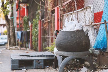 yumuşak odaklı ve arka planda ışık üzerinde kauçuktan yapılmış eski kutular