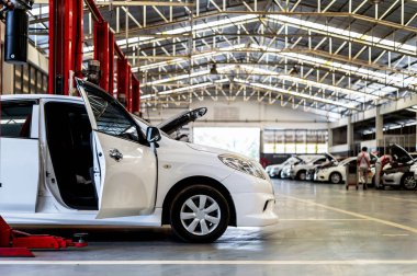 tatlı araba onarım istasyonu ve vücut dükkanı ile yumuşak odak ve ışık içinde belgili tanımlık geçmiş üzerinden