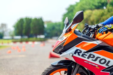 Chiang Rai, Tayland-Nisan 04, 2019 closeup tüm yeni Honda Cbr150r 2019 - bir yeniden doğmuş ile yumuşak odak ve ışık içinde belgili tanımlık geçmiş üzerinden