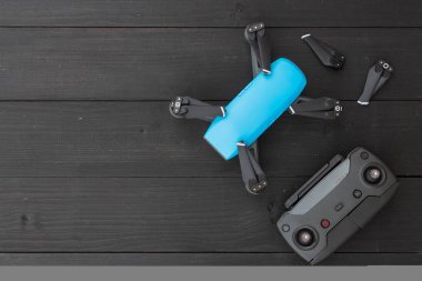 siyah ahşap arka plan üzerinde drone. üst görünüm