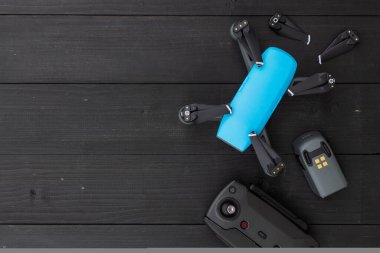 siyah ahşap arka plan üzerinde drone. üst görünüm