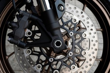 spor motosiklet (büyük motor) ile yumuşak odak ve ışık içinde belgili tanımlık geçmiş üzerinden, closeup lastik ve yemek fırında