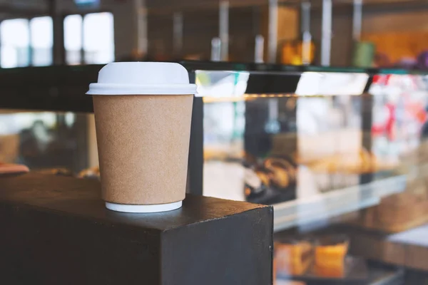 Cangkir kertas closeup kopi panas di kafe dengan fokus lembut dan lebih — Stok Foto