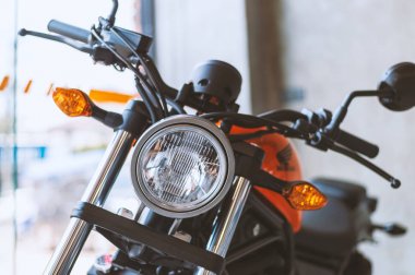 Chiang Rai, Tayland-Mart 20, 2019 closeup Honda Rebel 500 yumuşak odak ve arka planda ışık üzerinde