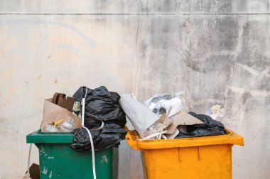 arka planda yumuşak odak ve overlight ile closeup yeşil ve sarı çöp kutusu