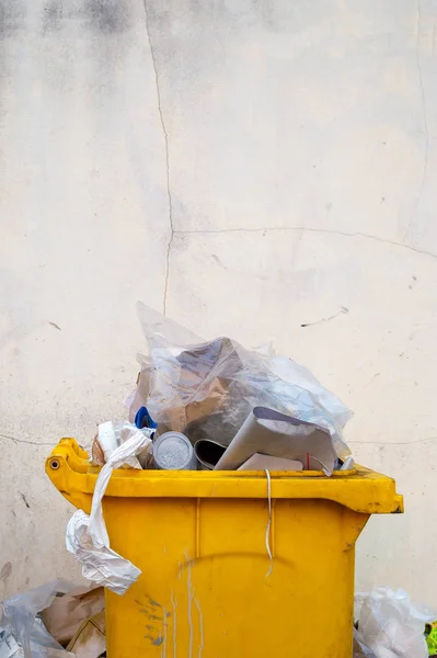 Close Lata Lixo Amarelo Com Foco Suave Luz Fundo — Fotografia de Stock