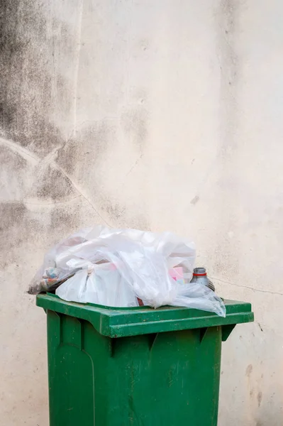 Close Groene Vuilnisbak Met Zachte Focus Overlicht Achtergrond — Stockfoto