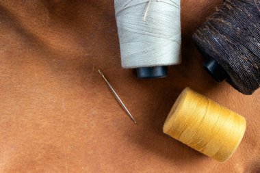 dikiş aksesuarları. makas, iğne, deri arka plan üzerinde şhimble, üst görünüm