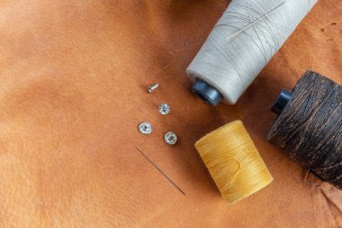 dikiş aksesuarları. makas, iğne, deri arka plan üzerinde şhimble, üst görünüm