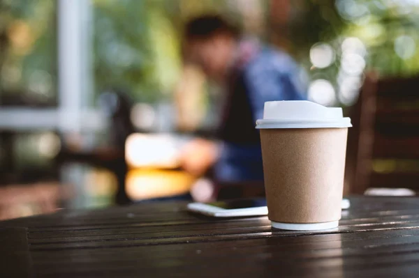 Cangkir Kertas Closeup Kopi Panas Kafe Dengan Fokus Lembut Dan — Stok Foto