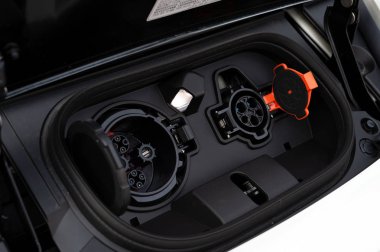 Arka planda hafif odaklı ve ışığın üzerinde elektrikli araba için yakın çekim şarj pili
