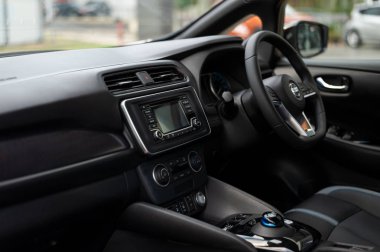 CHIANG RAI, THAILAND-MAYIS 04, 2019, Tüm Yeni Nissan Yaprak EV Sıfır Emisyon Hafif Odaklı ve Arka plan Işığı Üzerinde