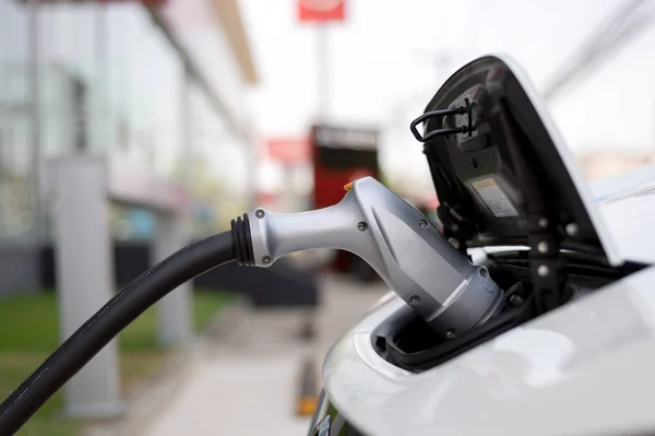 Arka planda hafif odaklı ve ışığın üzerinde elektrikli araba için yakın çekim şarj pili