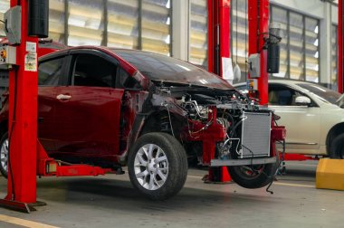 Garaj servis istasyonunda hafif odaklı ve arka planda ışık alan bir araba tamirhanesi.