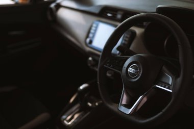 CHIANG RAI, THAILAND-ARALIK 20 ARALIK 2018, arka planda hafif odaklı ve ışığın üzerinde olduğu yeni Almera 'nın iç kısımları