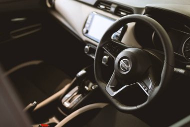 CHIANG RAI, THAILAND-ARALIK 20 ARALIK 2018, arka planda hafif odaklı ve ışığın üzerinde olduğu yeni Almera 'nın iç kısımları