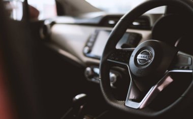 CHIANG RAI, THAILAND-ARALIK 20 ARALIK 2018, arka planda hafif odaklı ve ışığın üzerinde olduğu yeni Almera 'nın iç kısımları