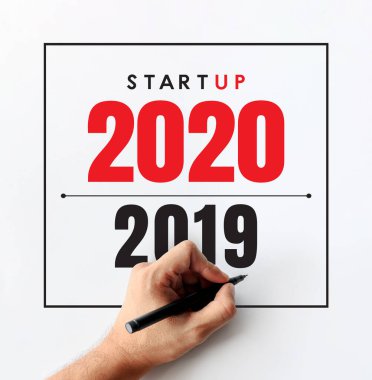 2020 yeni yıl ve iş konsepti. Bir iş planı hazırlayan işadamı