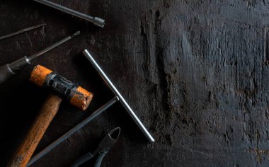 Siyah tahta zemin arkaplanındaki eski araçlar