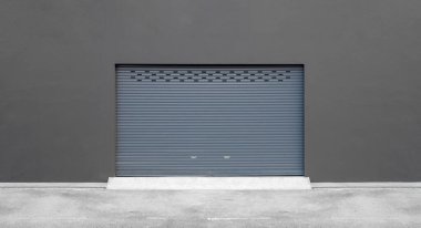 Sokak duvarı arka planı. Patenli kapı ve fabrika binasının dışındaki beton zemin sanayi için.