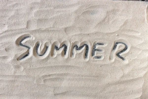Sommerbotschaft Handgeschrieben Auf Weißem Sandgrund Ansicht Von Oben — Stockfoto