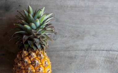 Eski ahşap arka planda ananas. Üst Manzara. ışık üzerinde