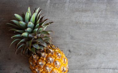 Eski ahşap arka planda ananas. Üst Manzara. ışık üzerinde
