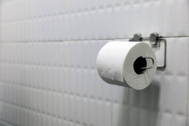 Tuvalet kağıdı banyoda, arka planda ışık var.