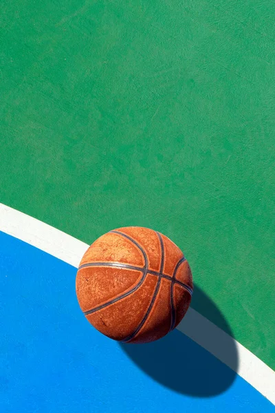 Спортивная Концепция Старый Баскетбол Площадке Над Светом — стоковое фото