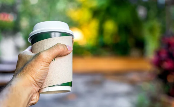 Tangan Laki Laki Closeup Memegang Cangkir Kopi Panas Dengan Lembut — Stok Foto